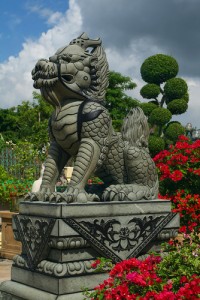 dragon statue roses party game